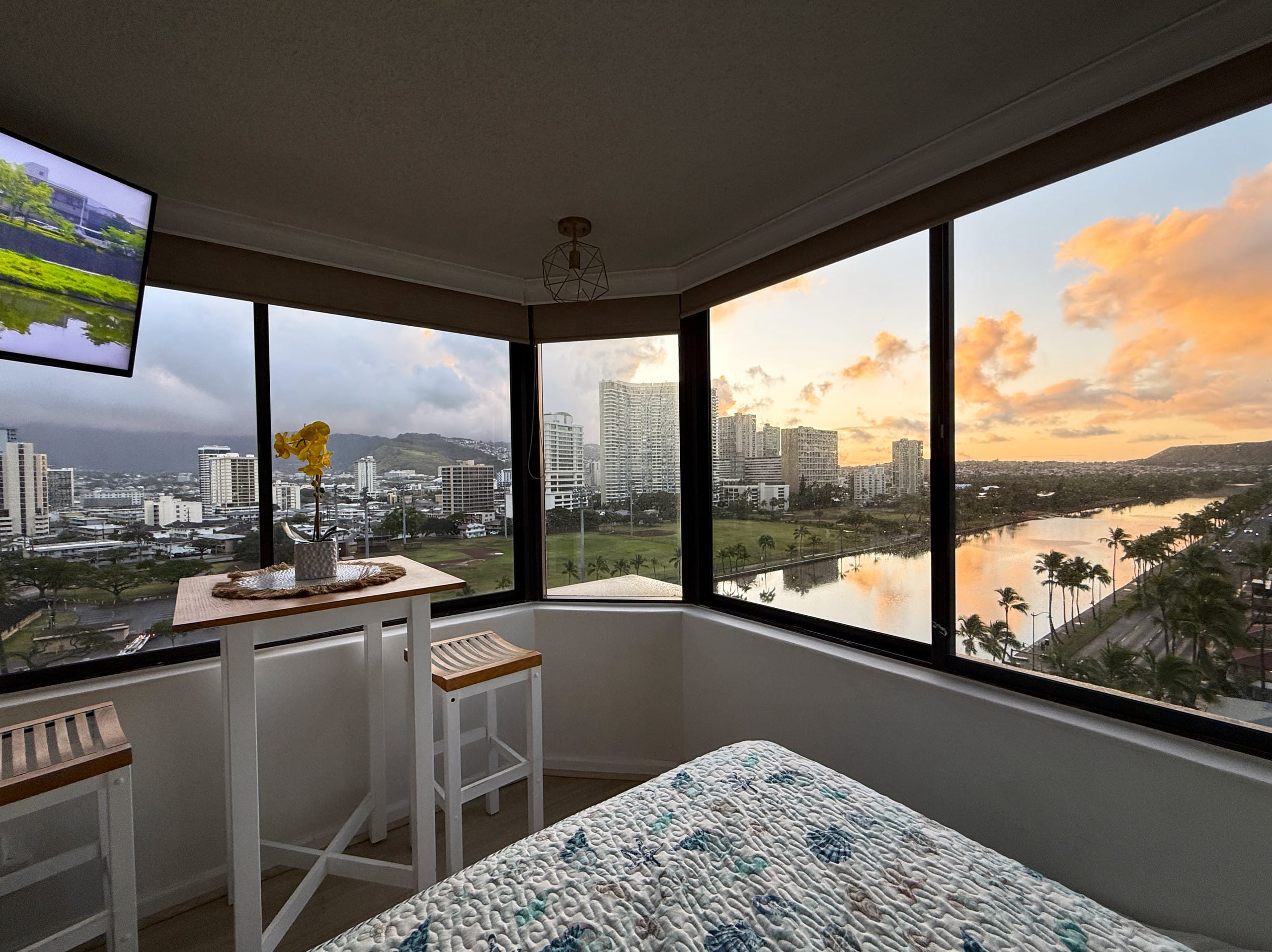 Breathtaking Waikiki Canal View & Walk to Beach - Image 13