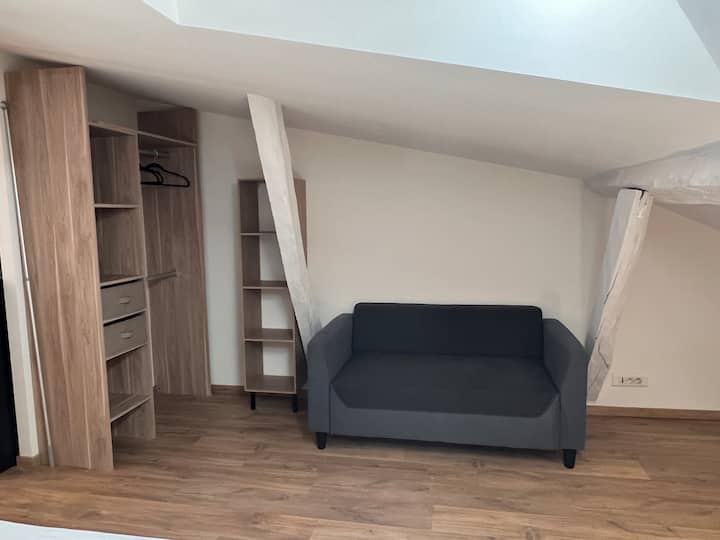 малък диван и дрешник в спалнята