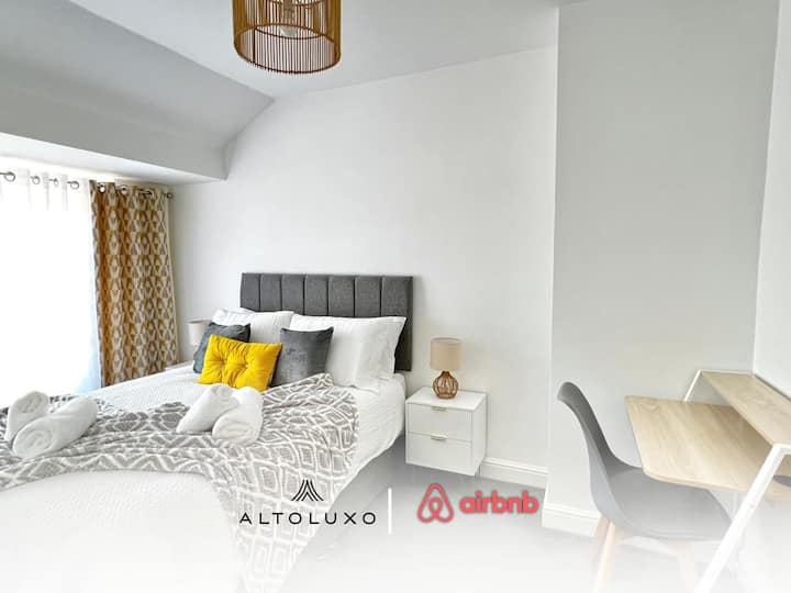 חדר שינה ב-AltoLuxo Short Lets & Serviced Accommodation
