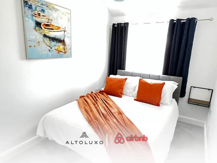 חדר שינה ב-AltoLuxo Short Lets & Serviced Accommodation
