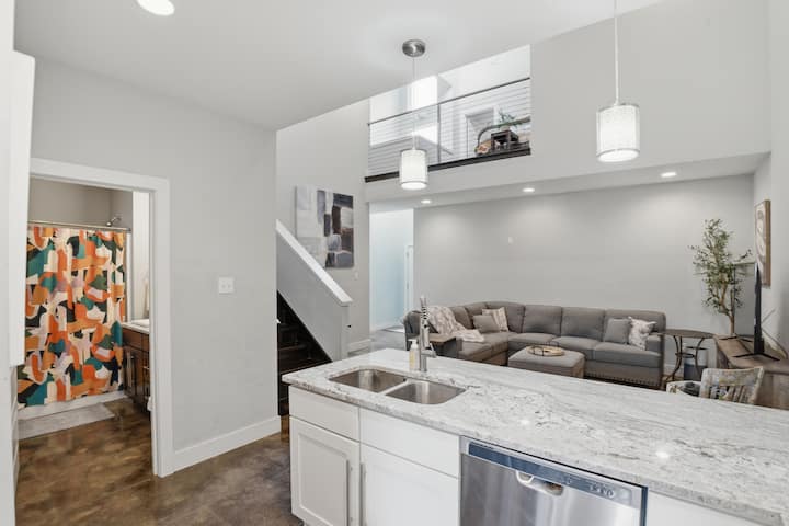 La Maison Bleu - King Bed Super Chic New Townhome - Lafayette, LA