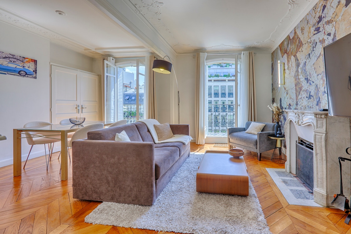 Elegantná a sofistikovaná atmosféra kúpaná v prirodzenom svetle. Tu je obývacia izba, kde si môžete po dni objavovania načerpať energiu.