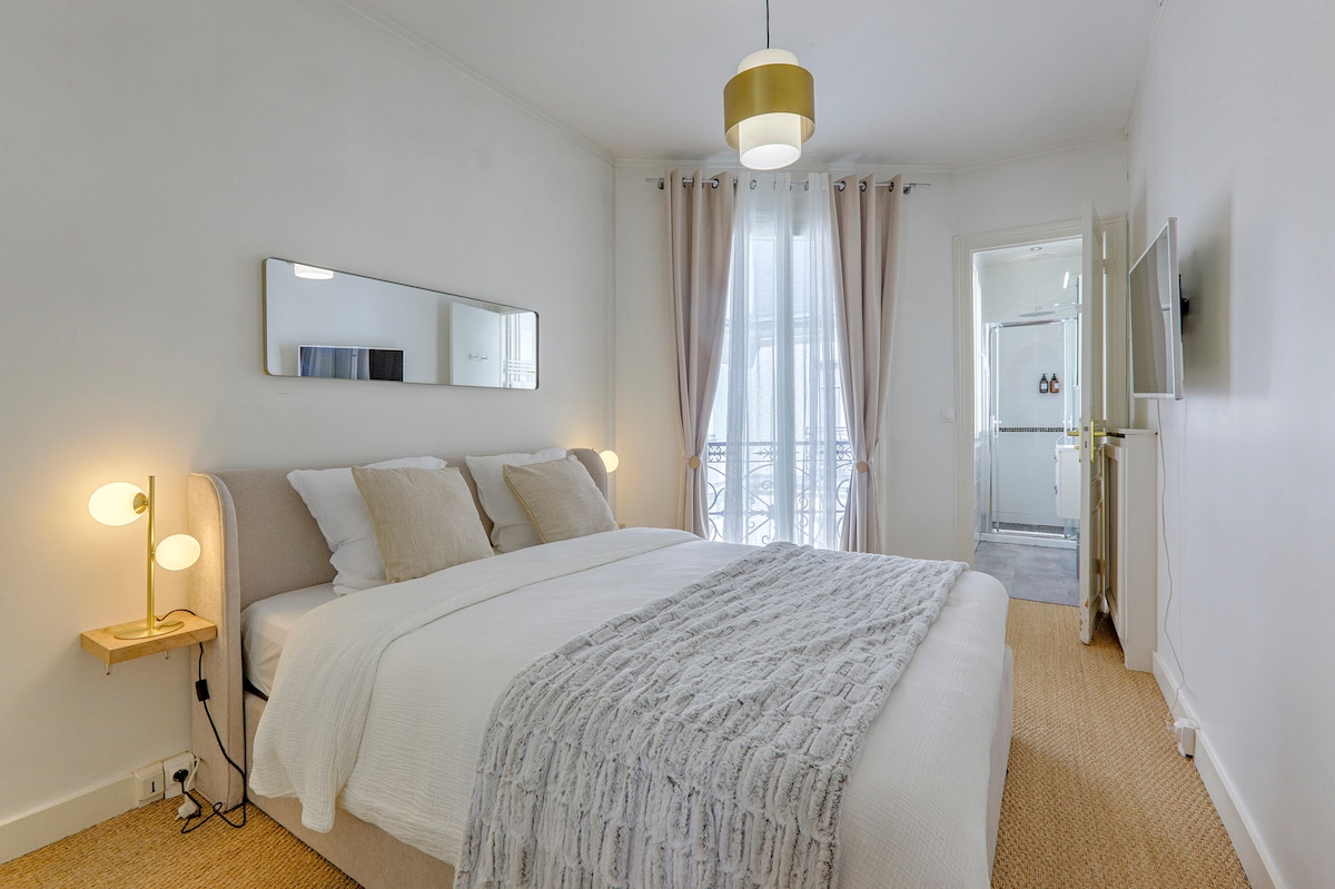 Štýlová izba, v ktorej spíte hlboko vďaka veľmi hrubej manželskej posteli (30 cm).
