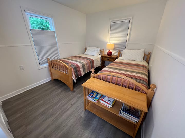 ห้องพักสำหรับเด็กที่มีเสน่ห์พร้อมเตียงแฝดที่อบอุ่น 2 เตียงเหมาะสำหรับการพักผ่อน หนังสือสำหรับเด็กจะดึงดูดจินตนาการของผู้อ่านตัวน้อยๆได้อย่างแน่นอน