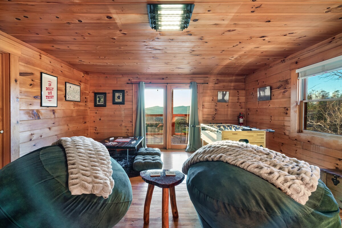 Dos pufs de espuma viscoelástica se convierten en camas tamaño queen, lo que agrega un espacio flexible para dormir en la sala de juegos