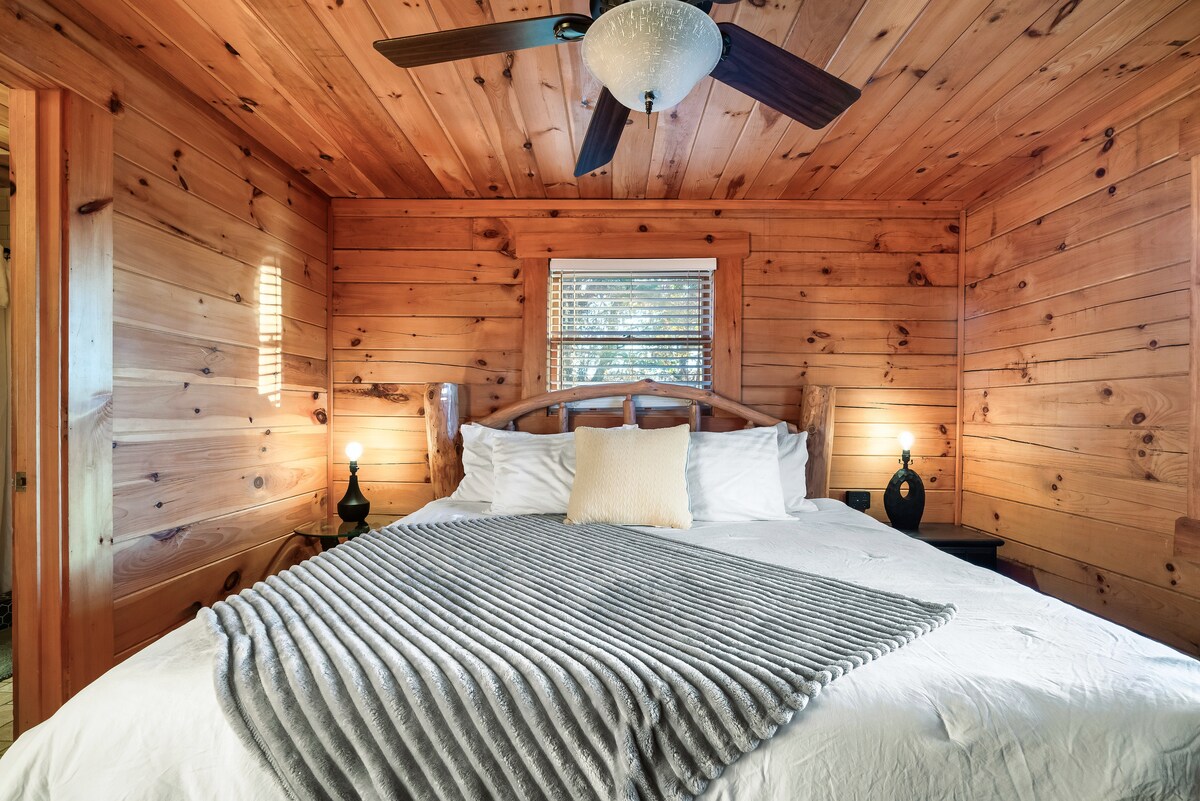 Cómodo segundo dormitorio con sábanas suaves y luz de cabina relajante