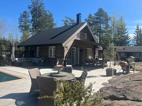 Lakeside log cabin with pool near Trosa