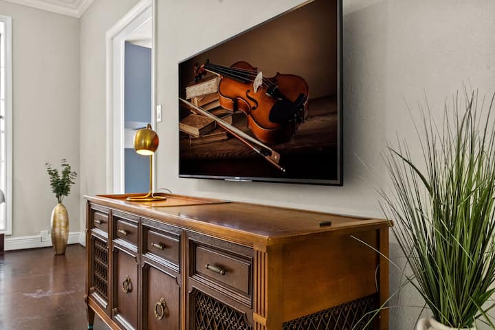 Vista Retreat: Dual-level Elegance On The Hillside - San Leandro, CA