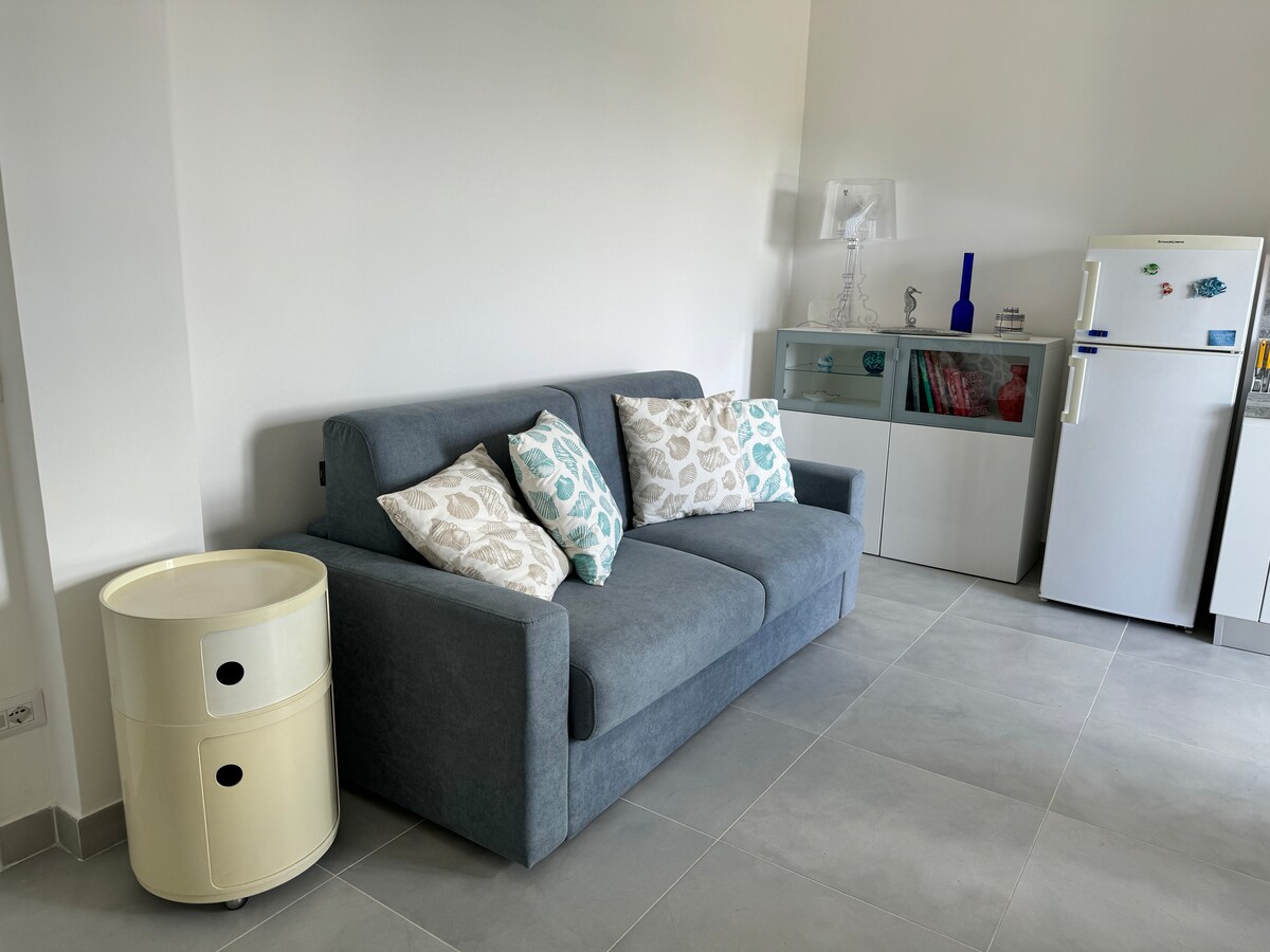 客厅配有沙发床