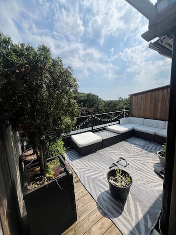 3 Bed Home w/Park Views/on Bloor st. Above subway. gallery image 3