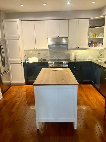 3 Bed Home w/Park Views/on Bloor st. Above subway. gallery image 5