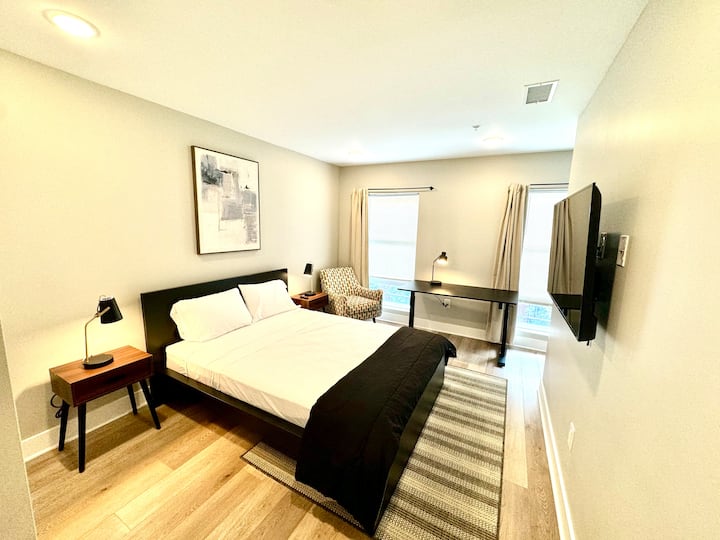 ห้องนอน 2 พร้อมเตียงควีนไซส์และตู้เสื้อผ้าขนาดใหญ่ โต๊ะวางของ 2 ตัวโต๊ะทำงานและทีวีจอแบน
นอกจากนี้เรายังมีเฉดสีเข้มในกรณีที่คุณต้องการนอนหลับนานขึ้น