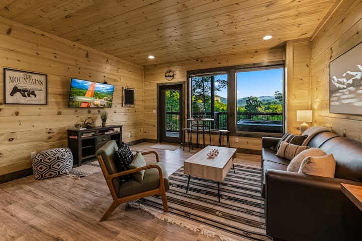 Ova prostorija ima tamno sive stanične rolete za zamračivanje i kauč na razvlačenje 