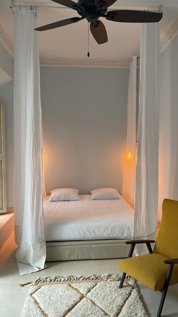 Много хубав апартамент... 160 легла с воали. Два фотьойла, за да се отпуснете край камина. Баня в кремава тадлакт. голяма съблекалня. Отделна тоалетна. Силен шкаф в килера. 3 прозореца, една стъклена врата. Климатик и вентилатор