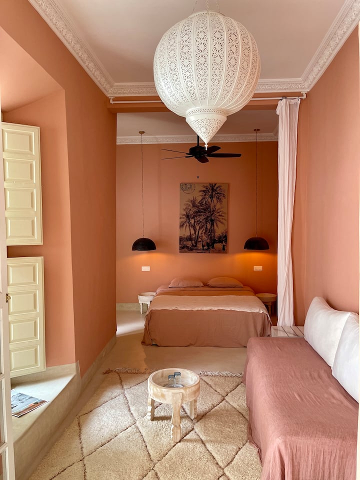 Апартамент с легло в 160 кът за сядане, красива баня с вдлъбната тоалетна. Три прозореца и врата на прозорец. Широк коридор пред спалнята с малък кът за сядане. Гардероб, вентилатор, климатик.