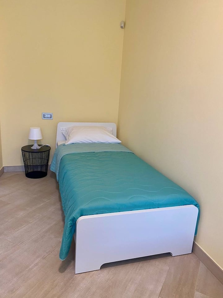 Спалня с две единични легла. Ако е необходимо, на разположение са и детско креватче и парапети за легла.