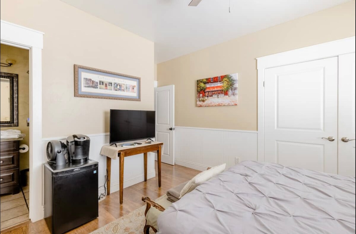 Televisión inteligente en alta definición con varias aplicaciones (incluye Netflix, películas de Amazon, Hulu).  Mininevera para tu uso en la habitación. 