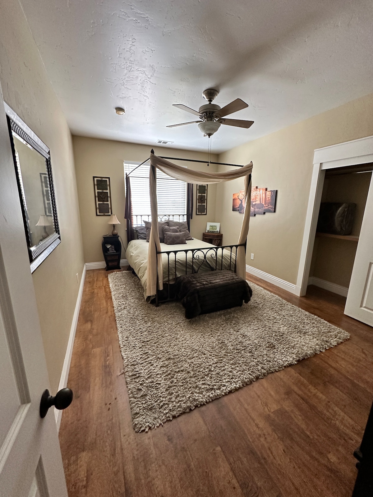 Espacioso dormitorio con cama tamaño queen