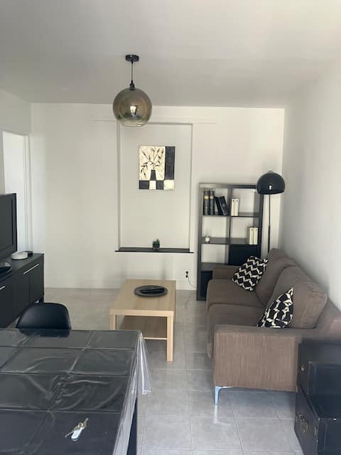 Charming 2 bedroom duplex near train station and city center