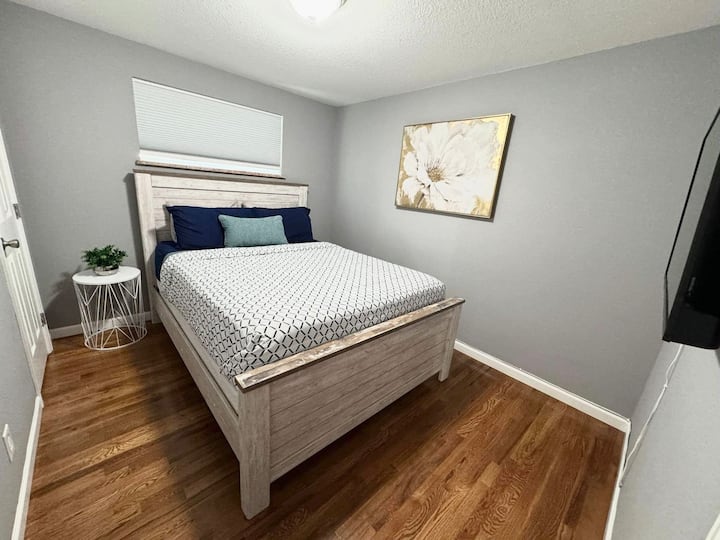 Dhomë gjumi "Queen" me televizor inteligjent me ekran të sheshtë