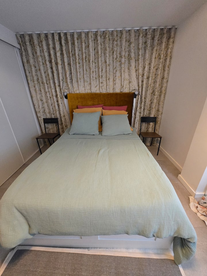 habitación de cama doble con vestidor
y espacio de oficina 