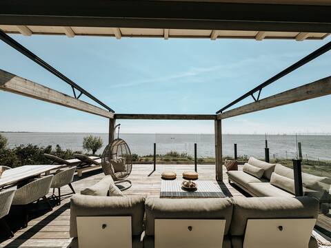 Dike villa with infinity view
