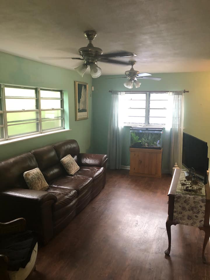 Cozy Oaks Bungalow - Pensacola