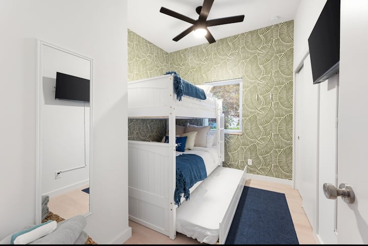 Ideálna detská izba (alebo pre dospelých s detskou dušou)! Poschodové postele, arkádové hry a dostatok priestoru na hranie.