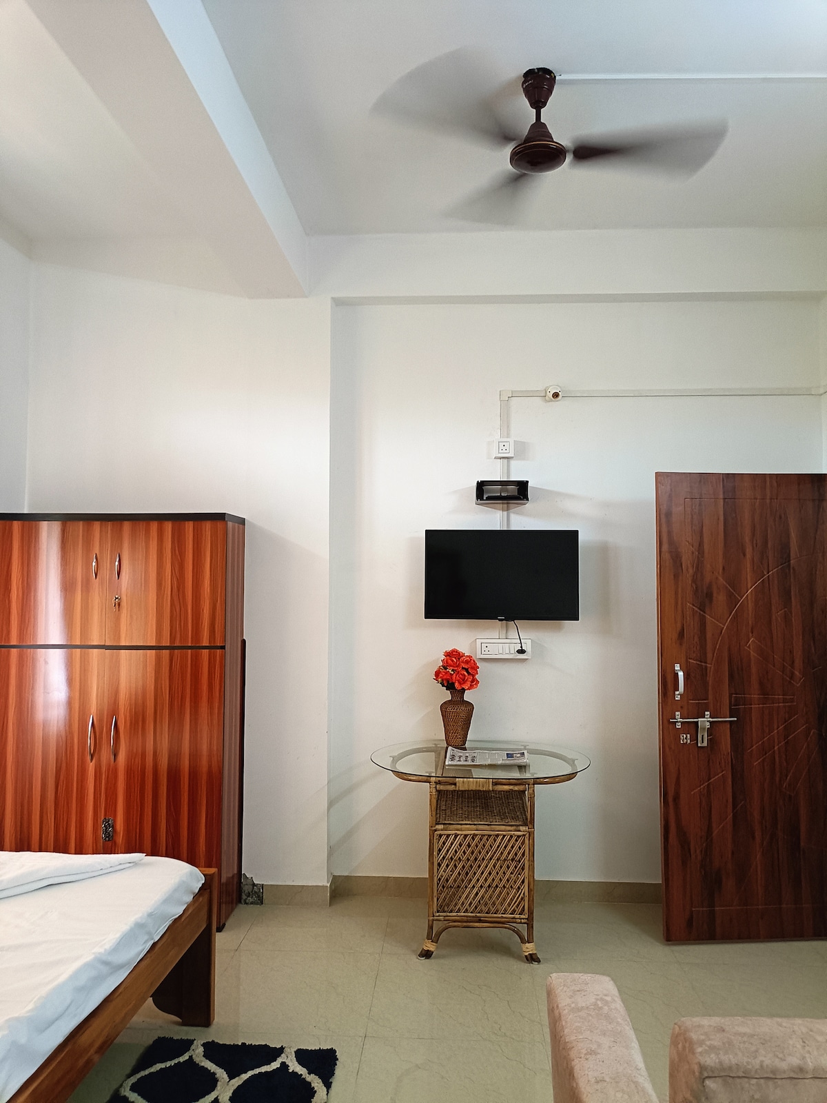 Située à droite du salon, la chambre privée dispose d'une suite complète avec salle de bains privative et balcon. Les grandes fenêtres accueillent la lumière naturelle, tandis que l'agencement assure votre confort et votre isolement.