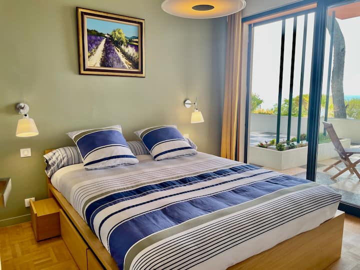 Slaapkamer 2 met uitzicht op het terras met uitzonderlijk uitzicht op zee