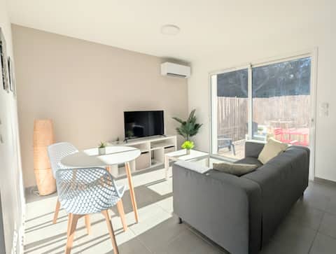 Cozy air-conditioned 2-room apartment with terrace and private parking