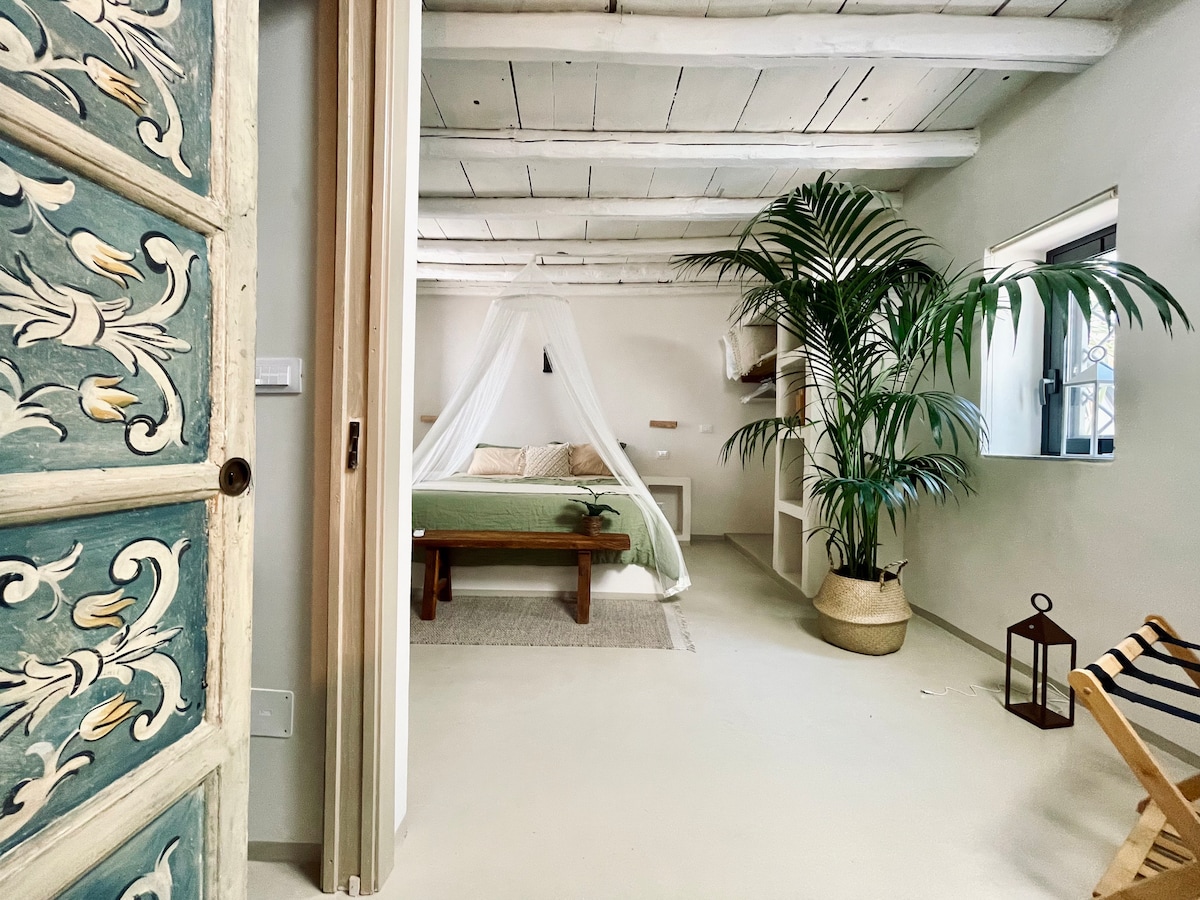 La chambre dispose de :
Matelas queen size extra épais avec surmatelas 
Oreillers supplémentaires 
Placard
Salle de bain attenante 
2 fenêtres
Miroir pleine longueur 
Porte-bagages 
Les deux tables de nuit avec chargeur intelligent de téléphone sans fil / câble sans fil 
Climatisation/ chauffage 