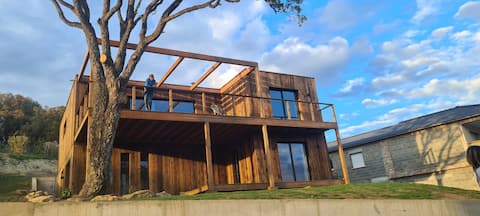 Joli studio neuf en pin laricio