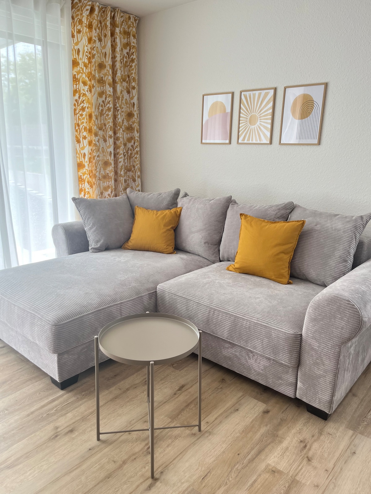 Amplio y acogedor paisaje de sofá. Tiene capacidad para dos camas.