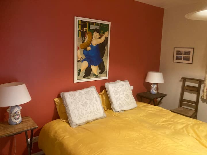 Кралски размер на приземния етаж със самостоятелна душ кабина и тоалетна