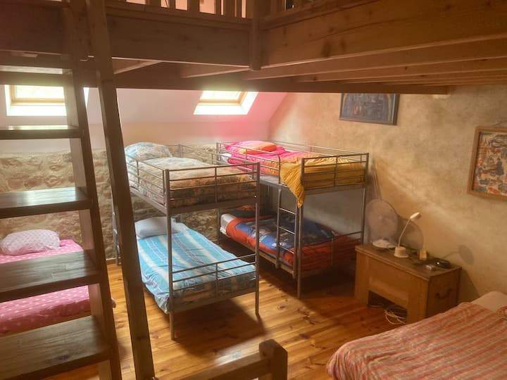 Място за деца с двуетажни легла и единични легла.