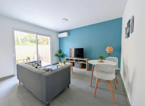 Nice air-conditioned 2-room apartment with terrace and private parking