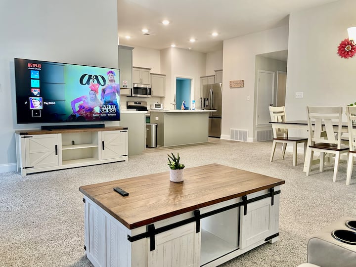 The Central Park Villa—spacious | Peaceful | Cozy - Southaven, MS