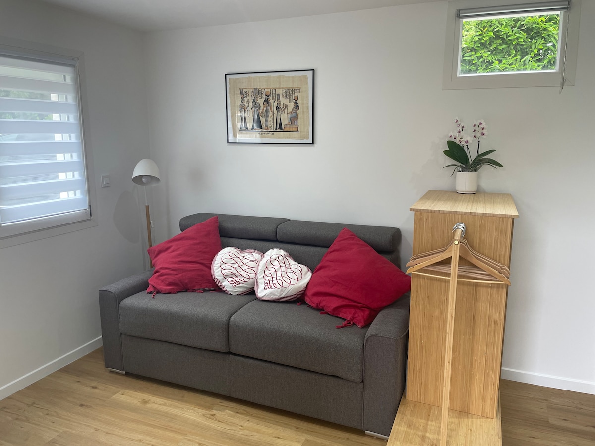 Top performing Airbnb: Newly refurbished studio in Pessac