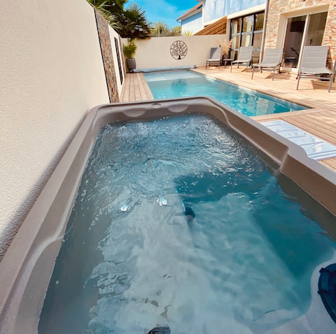 Seaside villa with pool & spa a stone's throw from the ocean