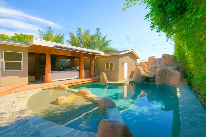 Tropical Vibes Near Beach! Jacuzzi Cave, 8 Beds!
