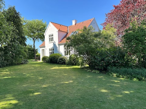 Charmerende villa med stor have og spa.