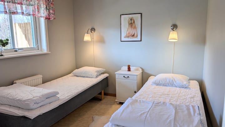 Кревет: 80 x 200 см, ќебиња 150 x 210 см, перница 50 x 60 см.