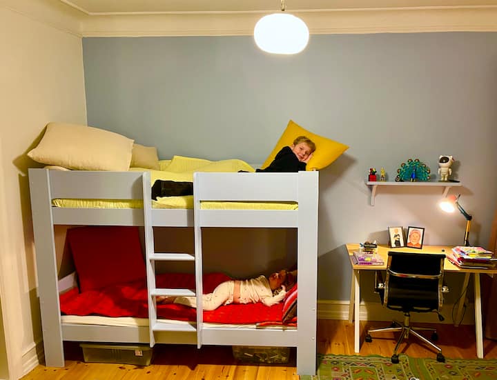 Spavaća soba sa stabilnom visećom ležaljkom (2 metra duga).
Igračke za djevojčice (4 godine) i LEGO