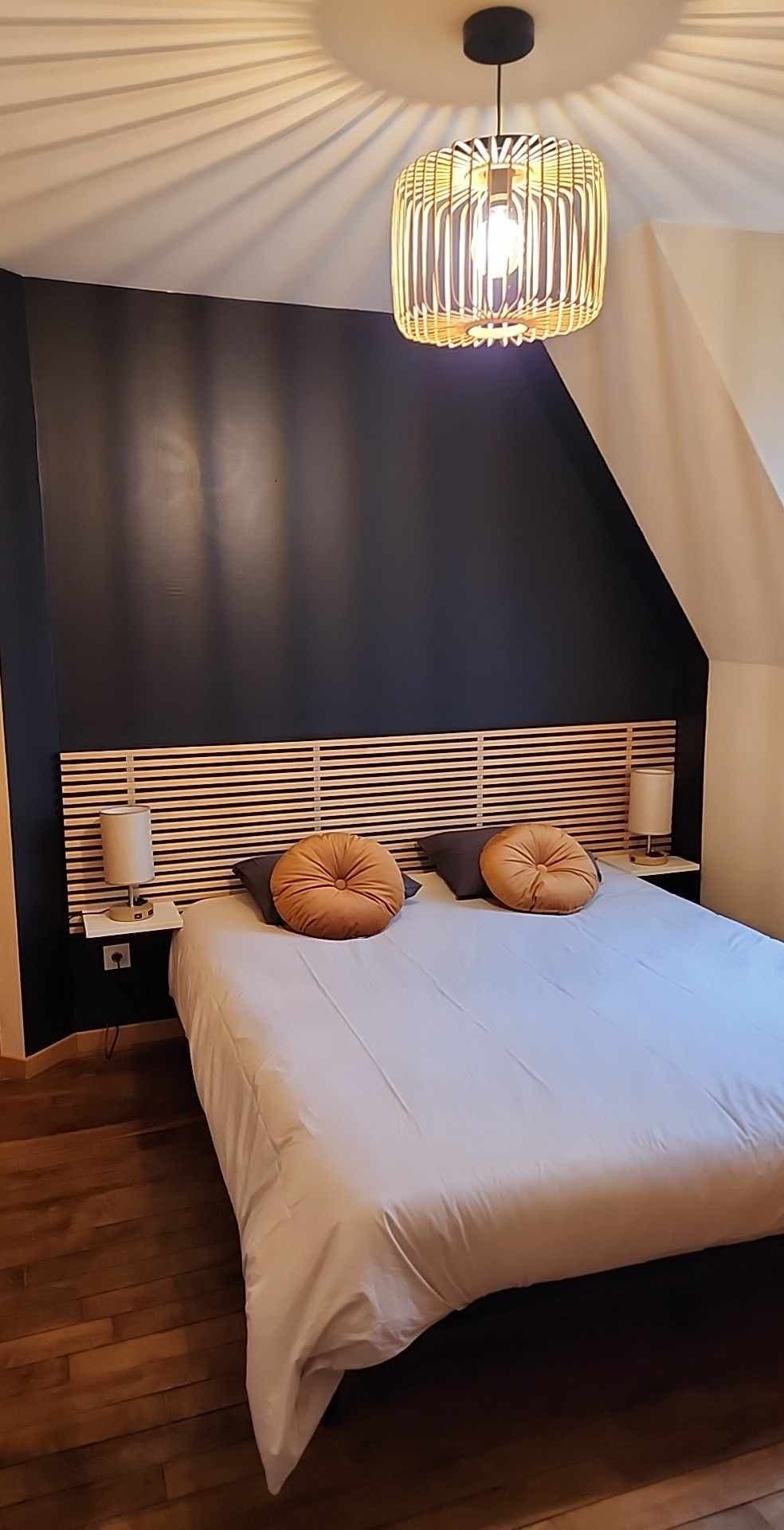 سرير بحجم كبير 160 سم × 200 سم.
ستسهل عليك الخزانة وخزانة الملابس والشماعات تخزين ممتلكاتك.