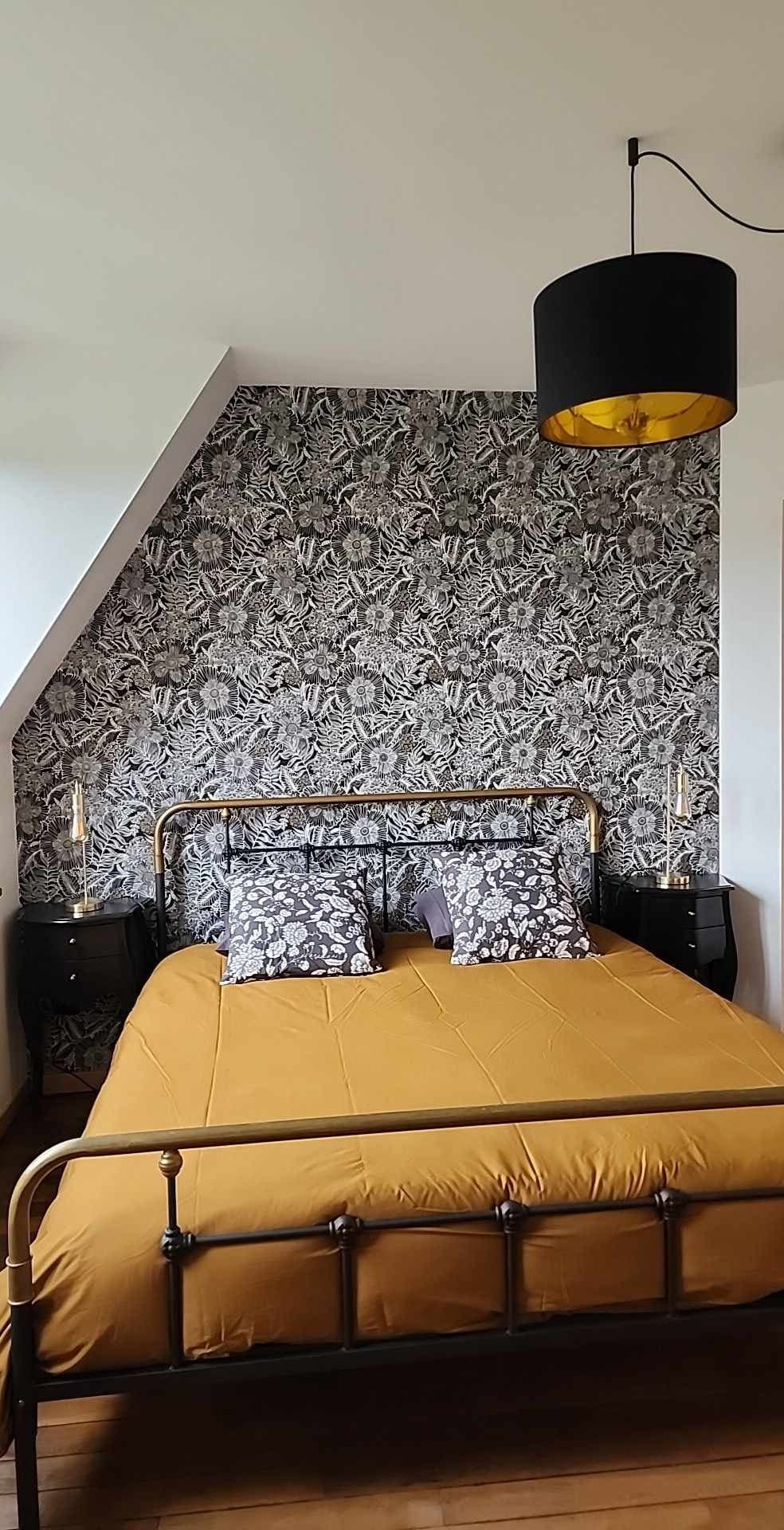 سرير بحجم كبير 160 سم × 200 سم.
ستسهل عليك الخزانة وخزانة الملابس والشماعات تخزين ممتلكاتك.