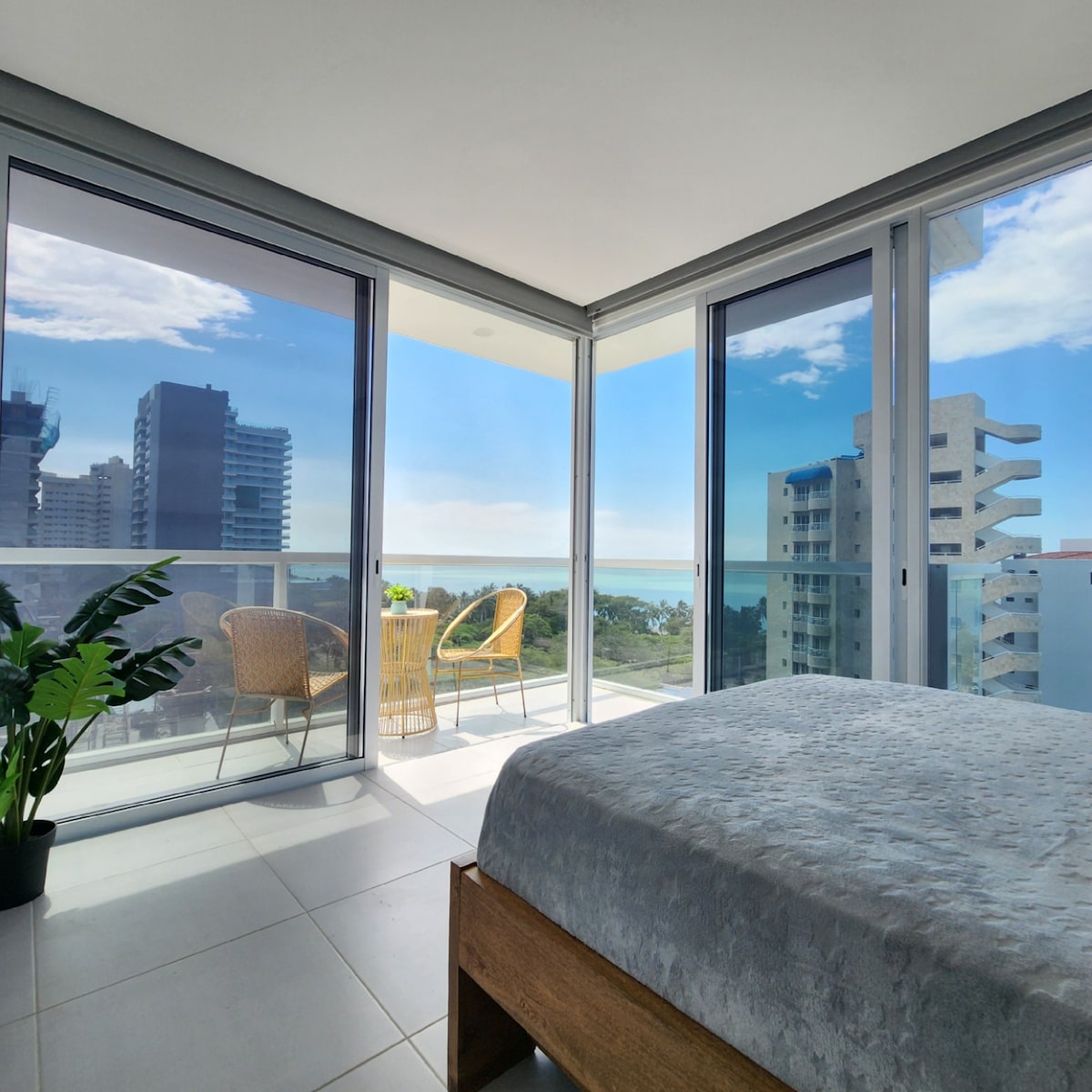 Camera principale con balcone e vista spettacolare sulla spiaggia di Bello Horizonte. Letto matrimoniale con letto singolo ausiliario sotto il letto e aria condizionata. Tende oscuranti e automatiche