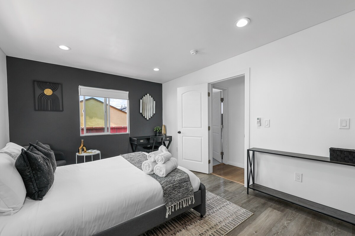 Chumba cha kulala cha kisasa na chenye nafasi kubwa. 