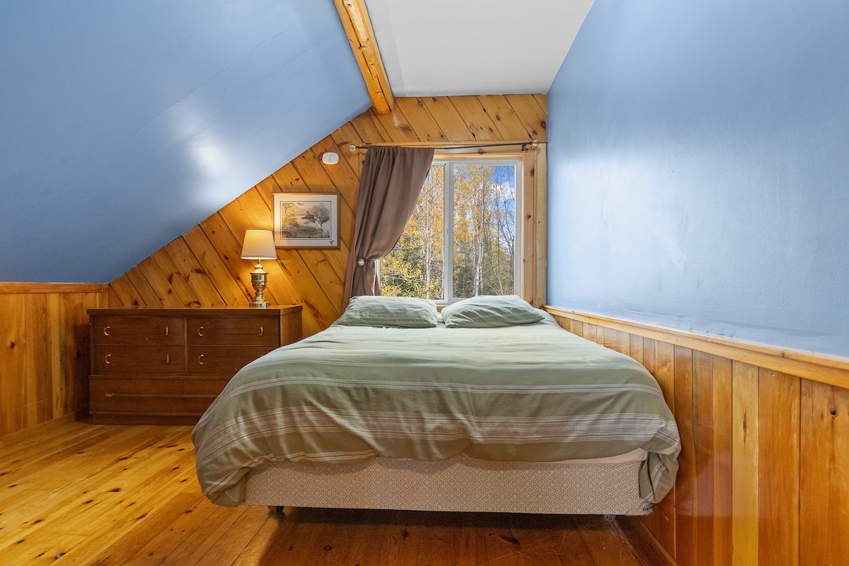 Ეს აღმოსავლეთით მდებარე საძინებელი დილის მზის სხივებით ივსება.