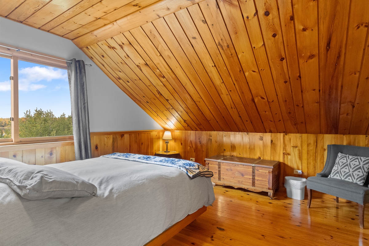 Ეს ოთახი ორი საწოლით იდეალურია ოჯახური/დიდი ჯგუფური სტუმრობისთვის! Ხის იატაკითა და ოდნავ განცალკევებით, ის ჰგავს ორ ოთახს ერთში! Მზადაა სტუმრებისთვის დროის გასატარებლად. 